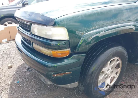 2002 Chevrolet Suburban 1500 Z71 z USA, uszkodzony, nr VIN 3GNFK16Z02G341856